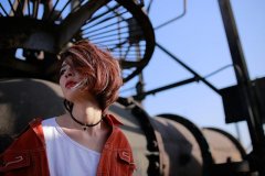 背上吉他去流浪 創(chuàng)作才女薛京全新寫真詮釋灑脫